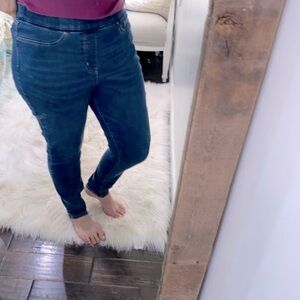 Levi’s totally shaping pull on skinny jeans size 33x32